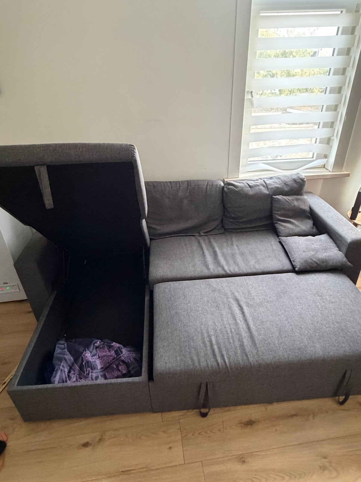 Foto 2 van Zo goed als nieuwe grijze slaapbank met opbergruimte