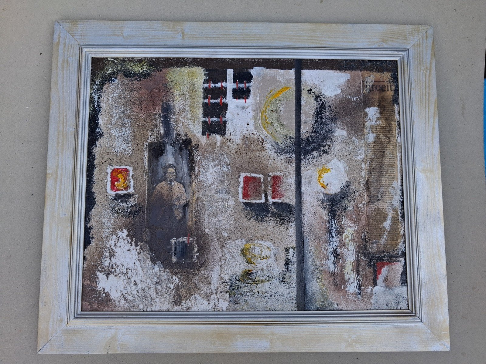 Abstract schilderij met oude dame en collage elementen, Figuren, Op houten frame, Ophalen of Verzenden, Gemengde techniek