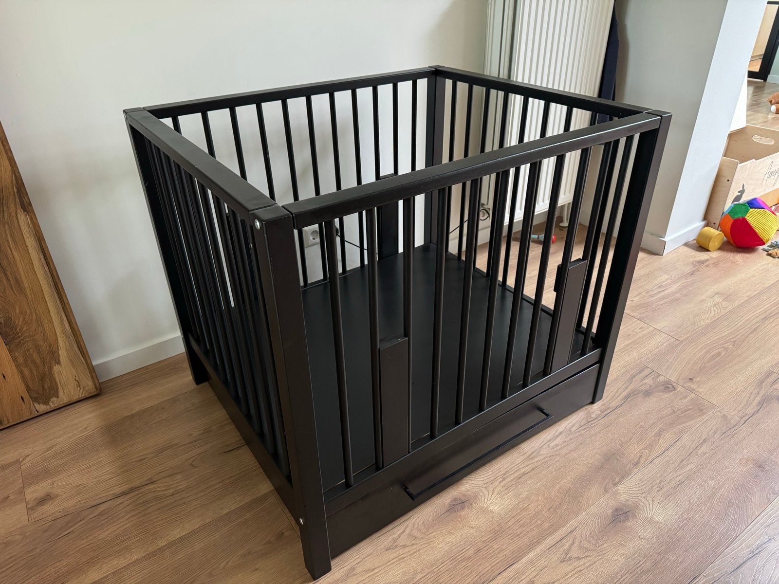 Zwarte houten box met lade, Kinderen en Baby's, Boxen, Ophalen, Zo goed als nieuw, Vierkant, In hoogte verstelbaar
