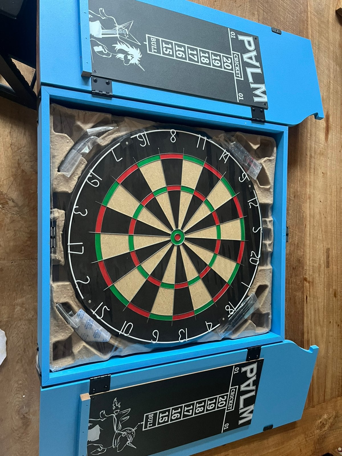 Nieuwe complete dartset met houten kast, Sport en Fitness, Ophalen, Nieuw, Dartbord