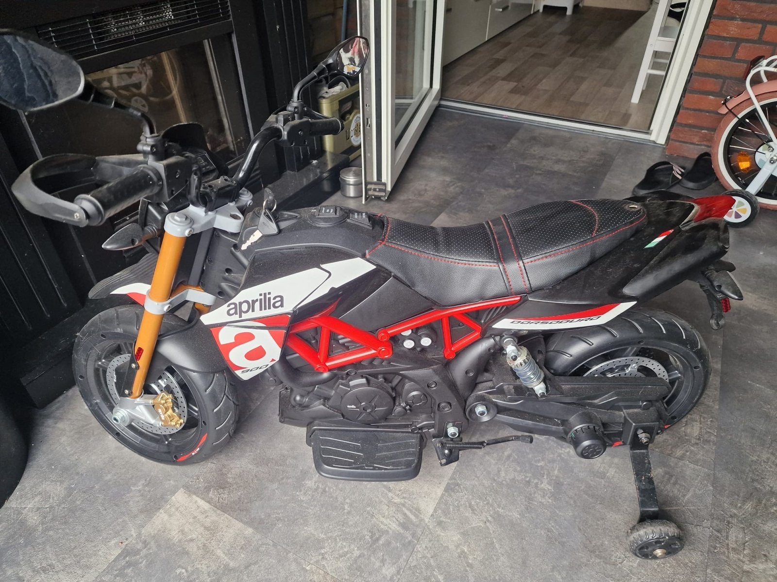 Kinder elektrische Aprilia motorfiets met zijwieltjes, Ophalen, Zo goed als nieuw