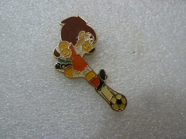 Vintage voetbal pin - Figuurtje met bal, Ophalen of Verzenden, Gebruikt, Sport, Speldje of Pin