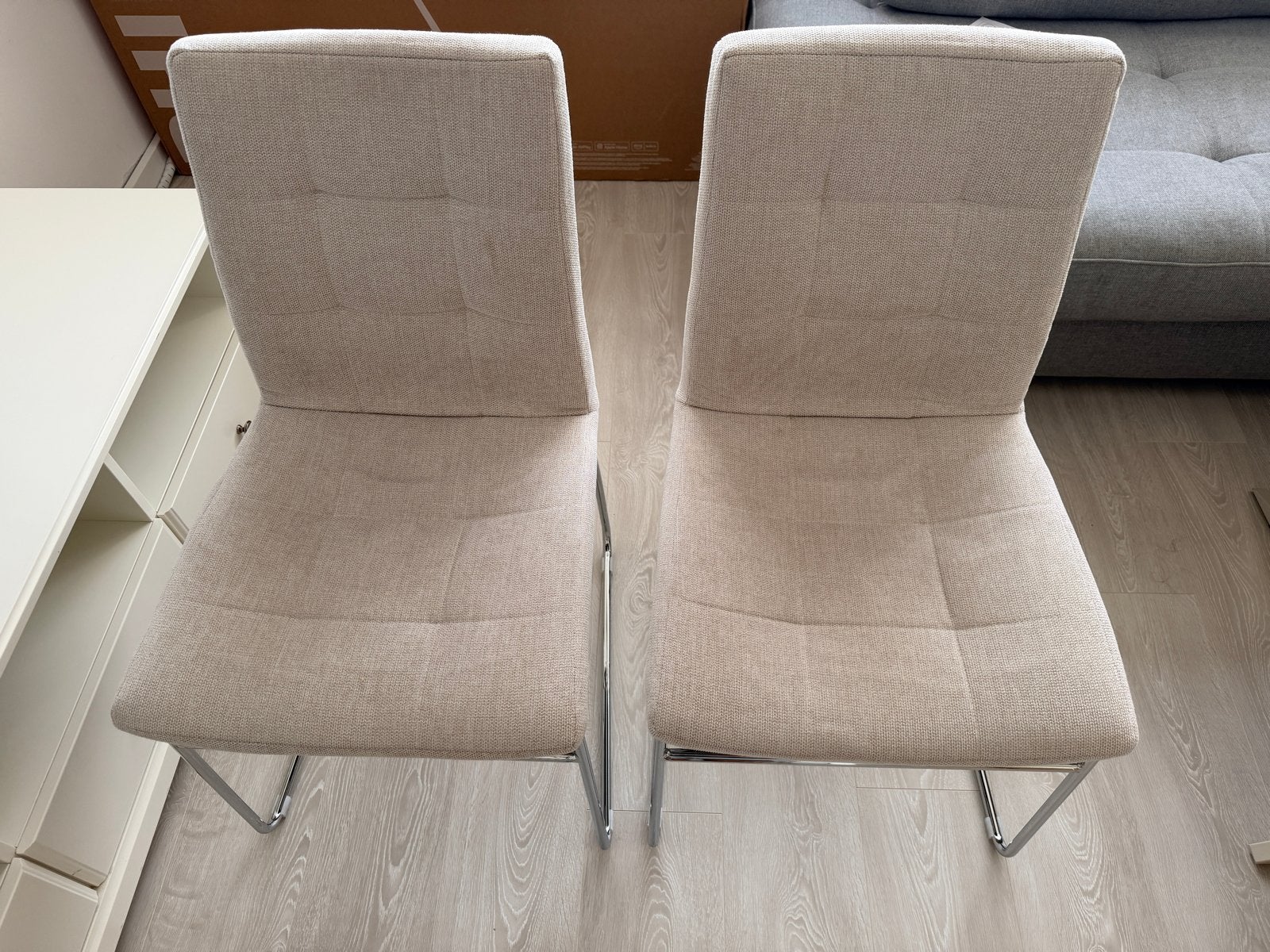 Foto 2 van JYSK Hammel eetkamerstoelen - Beige stof, chroom onderstel