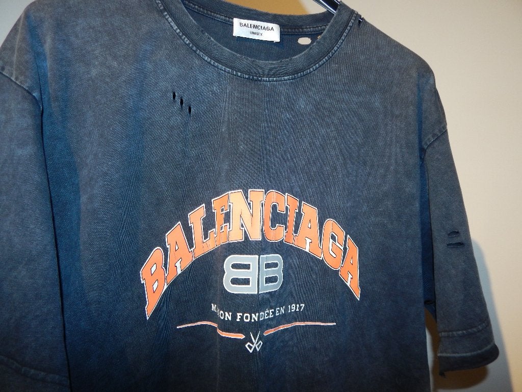 Balenciaga Maison Fondée en 1917” distressed T-shirt Unisex, Grijs, Gedragen, Balenciaga, Verzenden