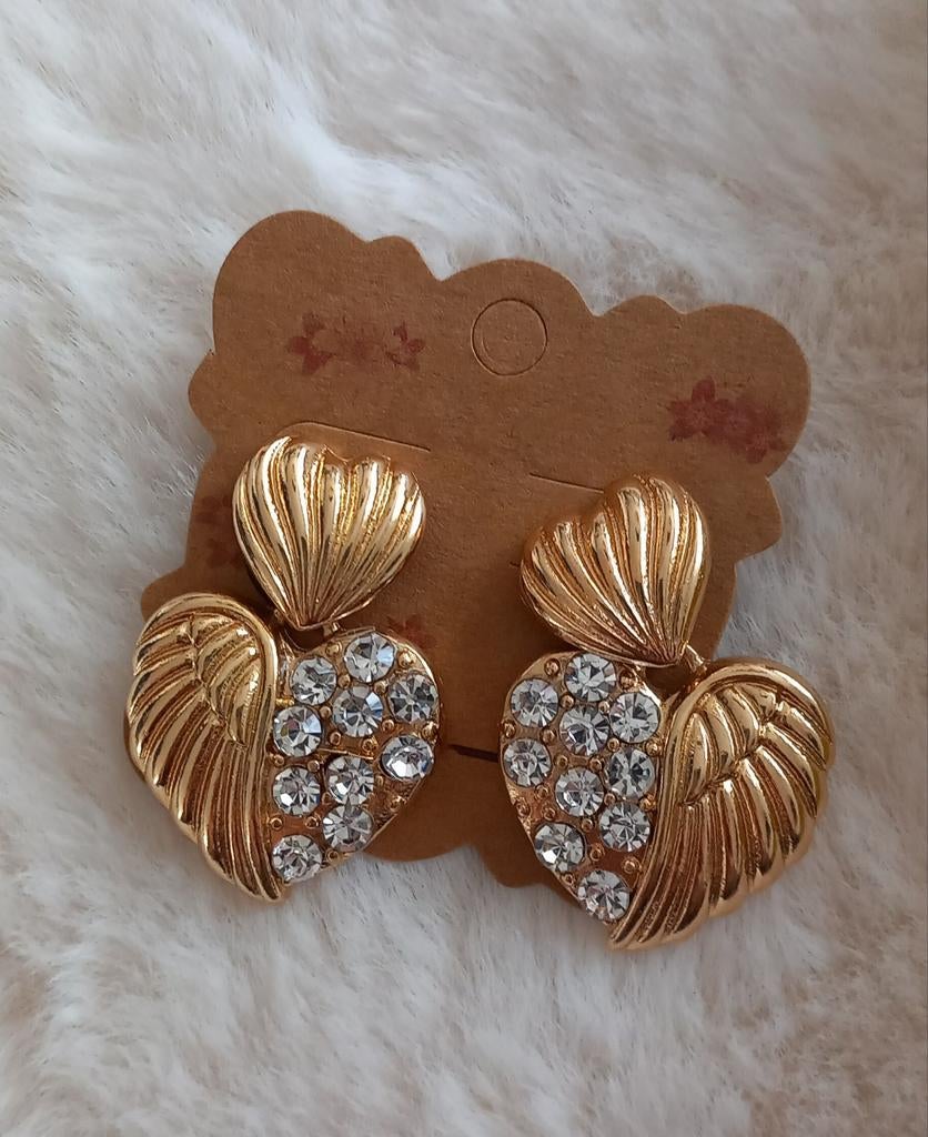 Gouden hartjes oorbellen met steentjes, Overige materialen, Nieuw, Ophalen of Verzenden, Knopjes of Stekers