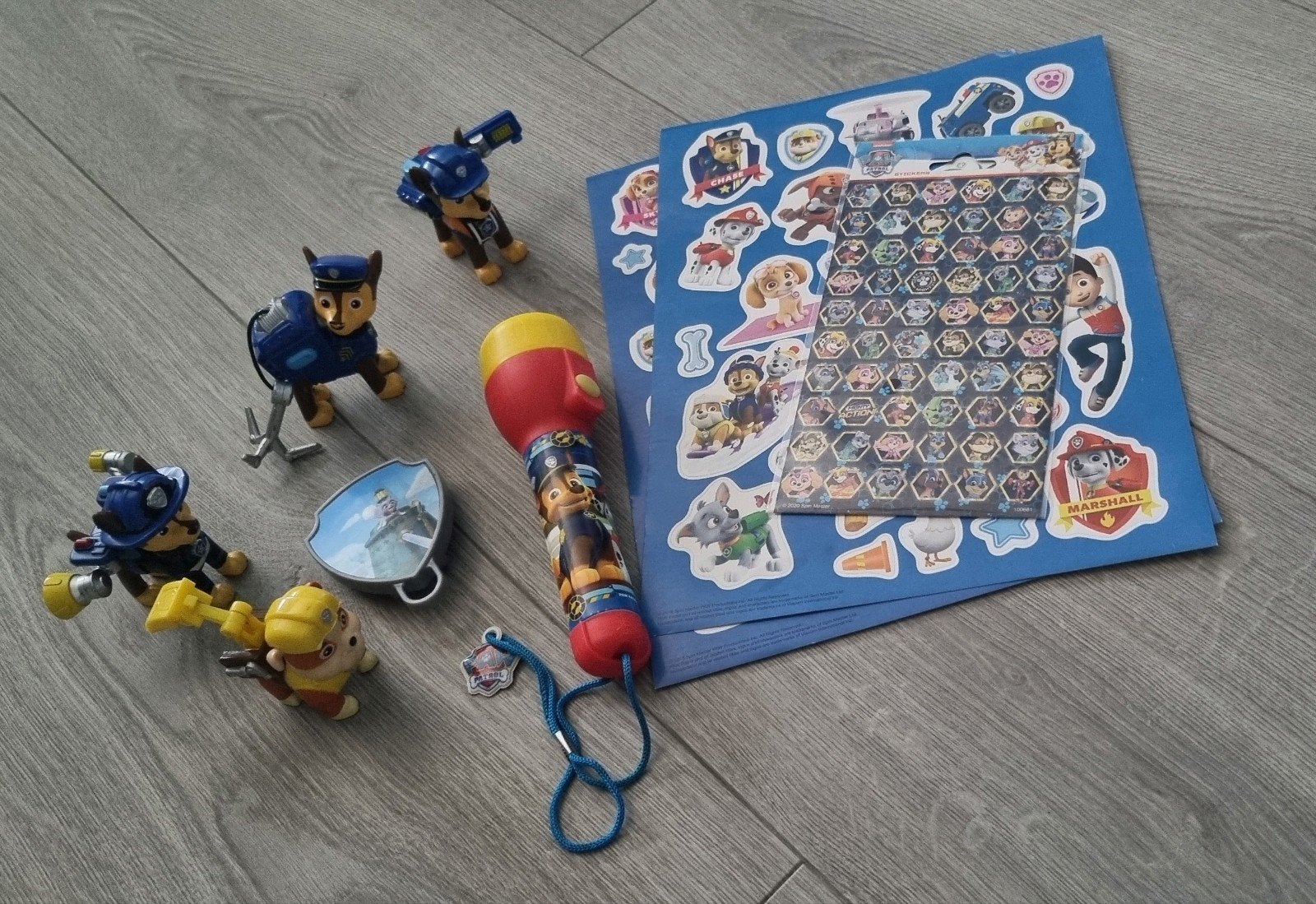 Paw Patrol Chase 3x Rubble 1x Pups Stickers Zaklamp Speelgoe, Ophalen of Verzenden, Zo goed als nieuw