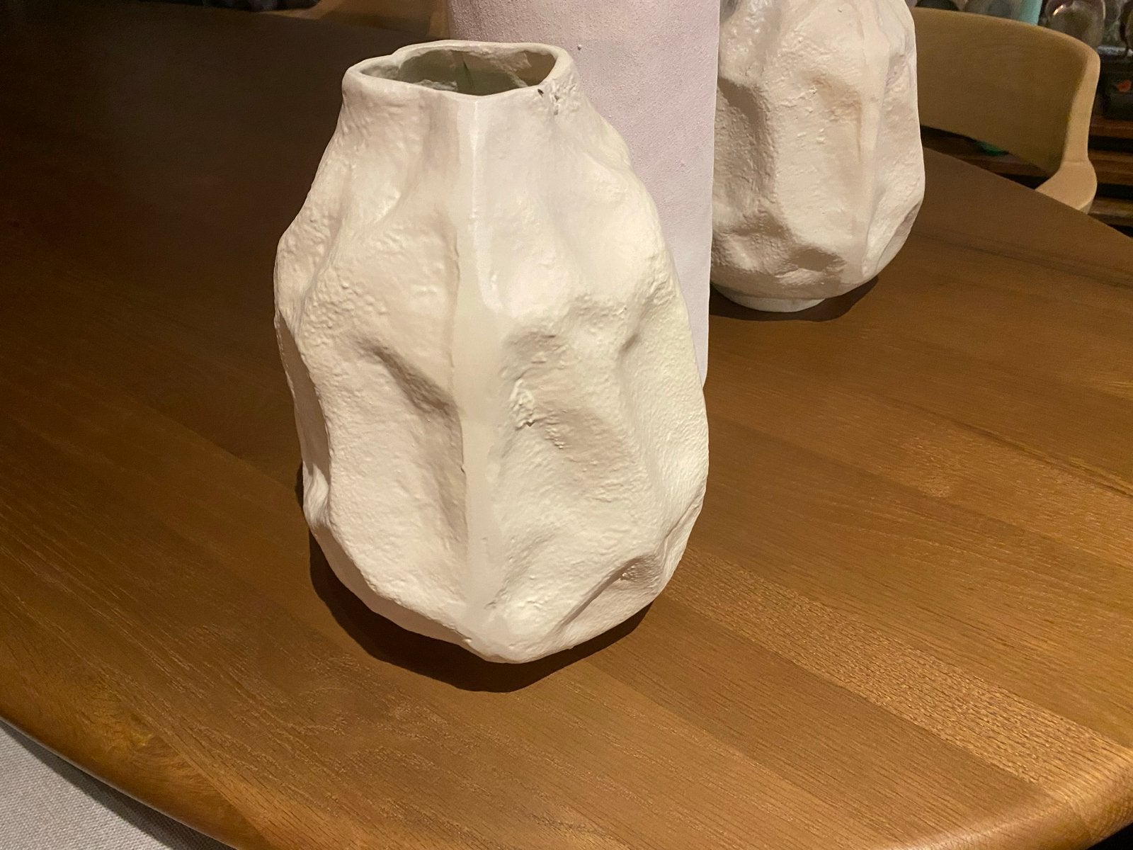 Organische beige vaas - 27 cm hoog, Huis en Inrichting, Woonaccessoires | Vazen, Ophalen, Nieuw, Overige kleuren