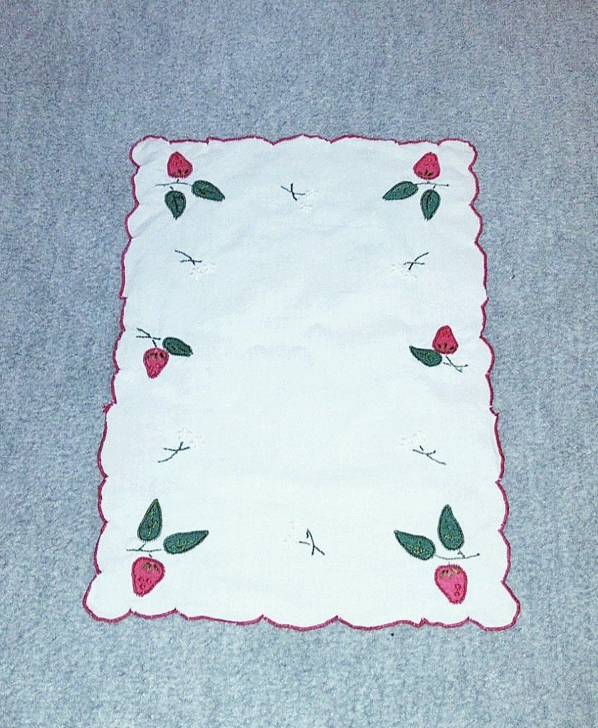 Kleedje met aardbeien, Ophalen of Verzenden