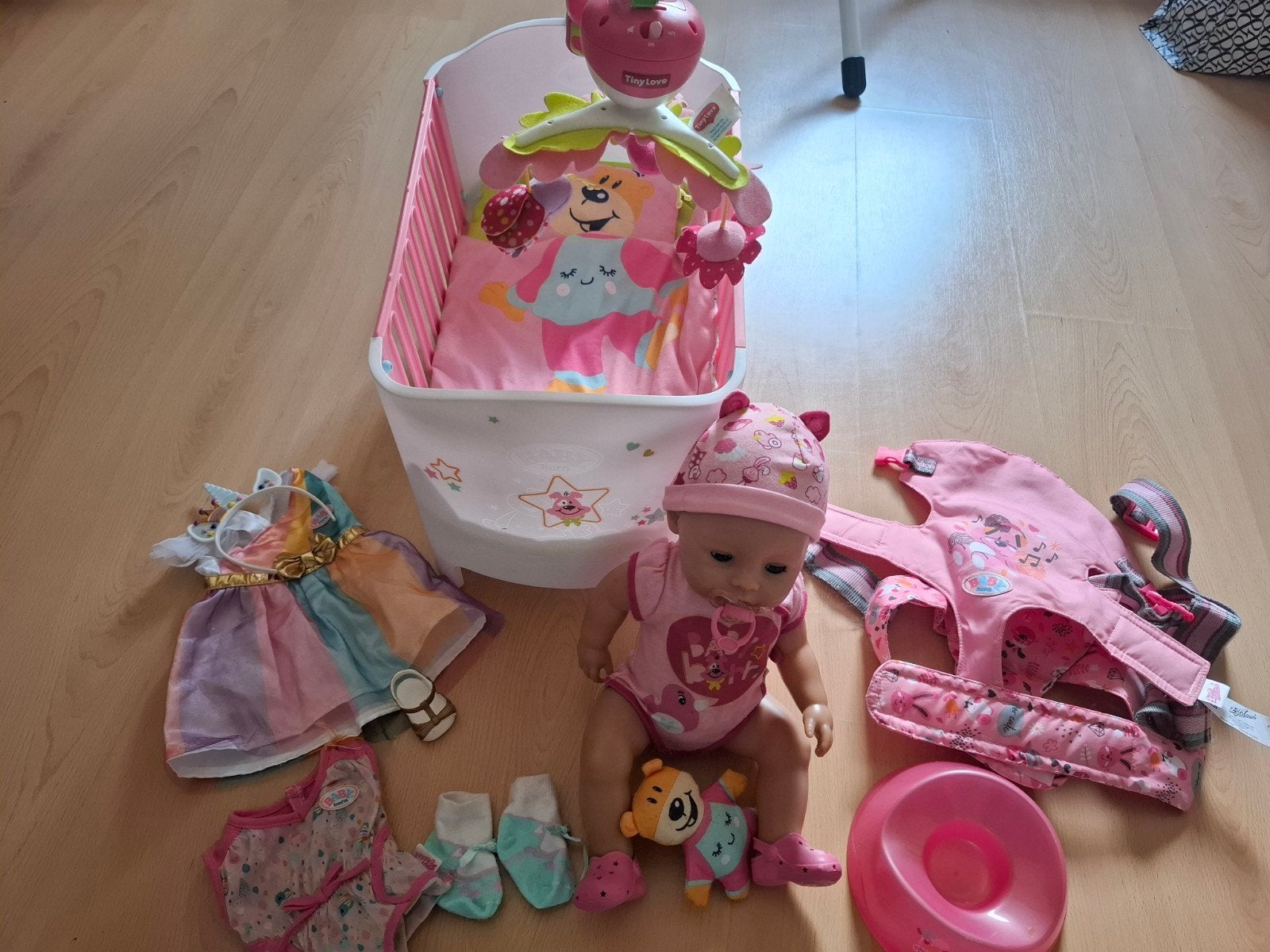 Baby Born pop met wieg, draagzak en accessoires, Ophalen, Zo goed als nieuw, Babypop