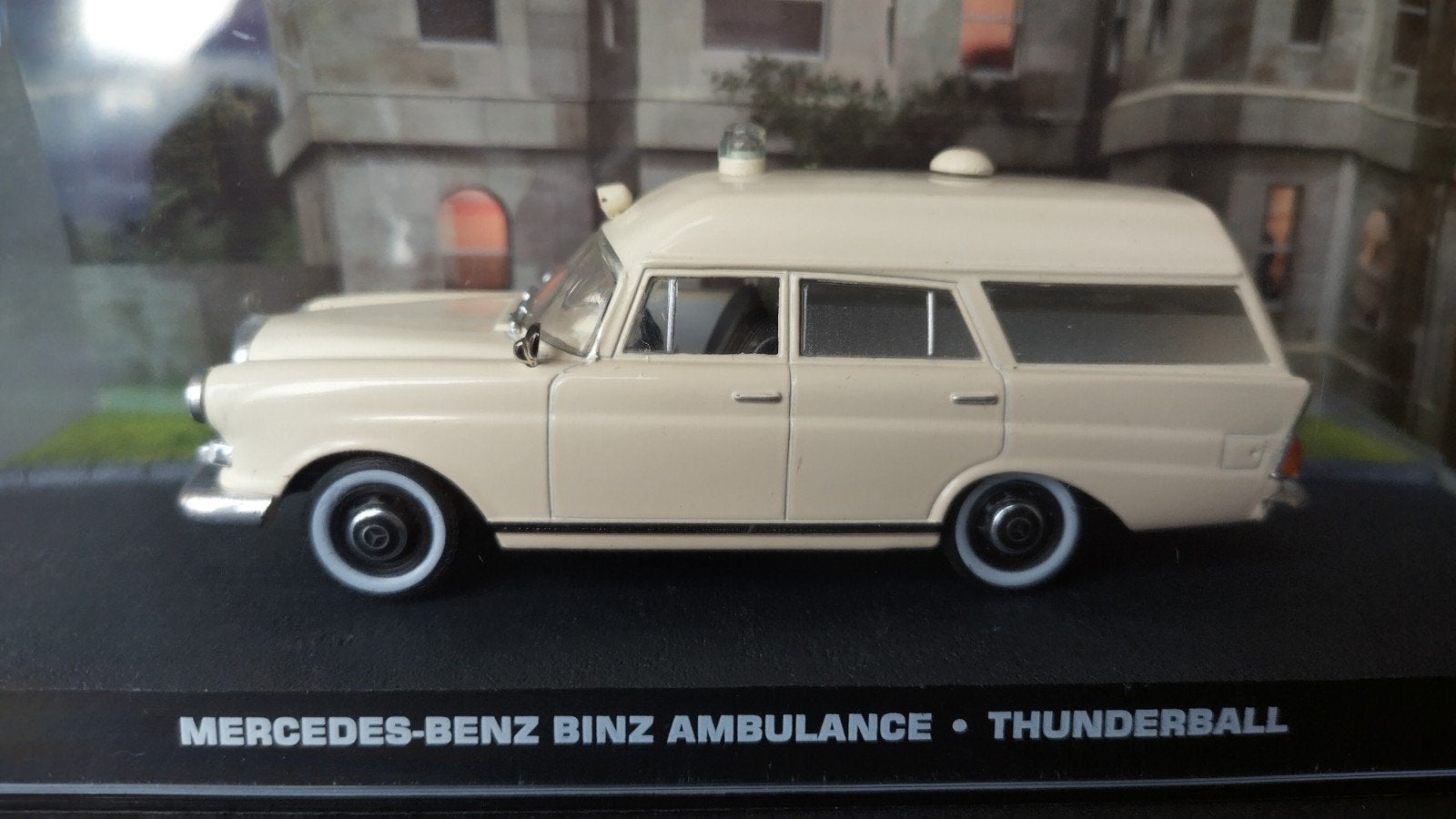 Mercedes Benz Binz Ambulance 1:43 James Bond Pol, Hobby en Vrije tijd, Modelauto's | 1:43, Overige merken, Auto, Verzenden, Nieuw