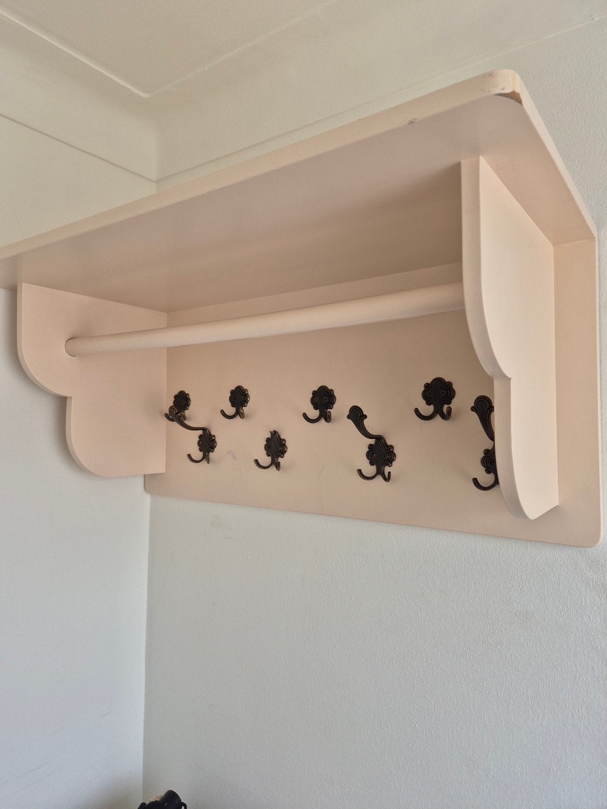 Roze wandkapstok met plank en 10 haken, Gebruikt, Minder dan 100 cm, Hout, Ophalen