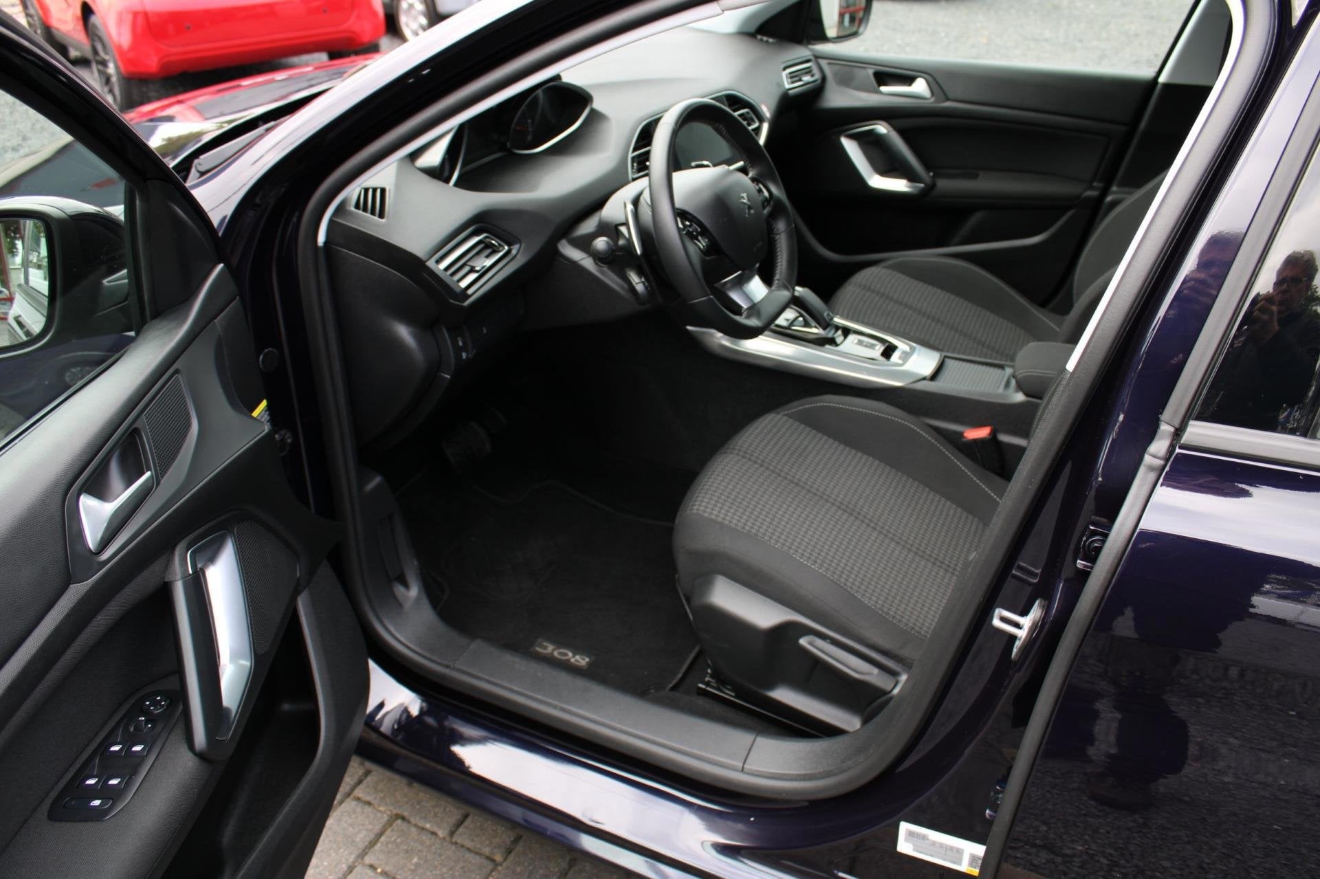 Peugeot 308 1.2 PureTech Allure 130 PK AUTOMAAT NAVI apk tot, Stof, Gebruikt, Euro 6, 1199 cc