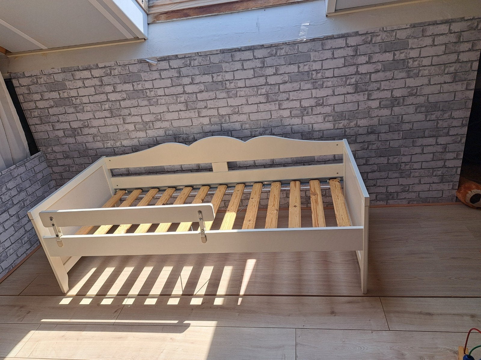 Wit kinderbed met lattenbodem, matras, uitvalbeveiliging, Ophalen, Gebruikt