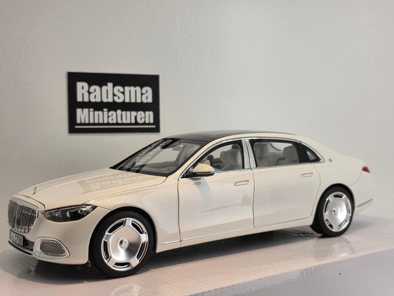 Mercedes-Benz S-Klasse Maybach S 2021 Wit - 1:18 Norev luxe, Hobby en Vrije tijd, Modelauto's | 1:18, Norev, Ophalen of Verzenden