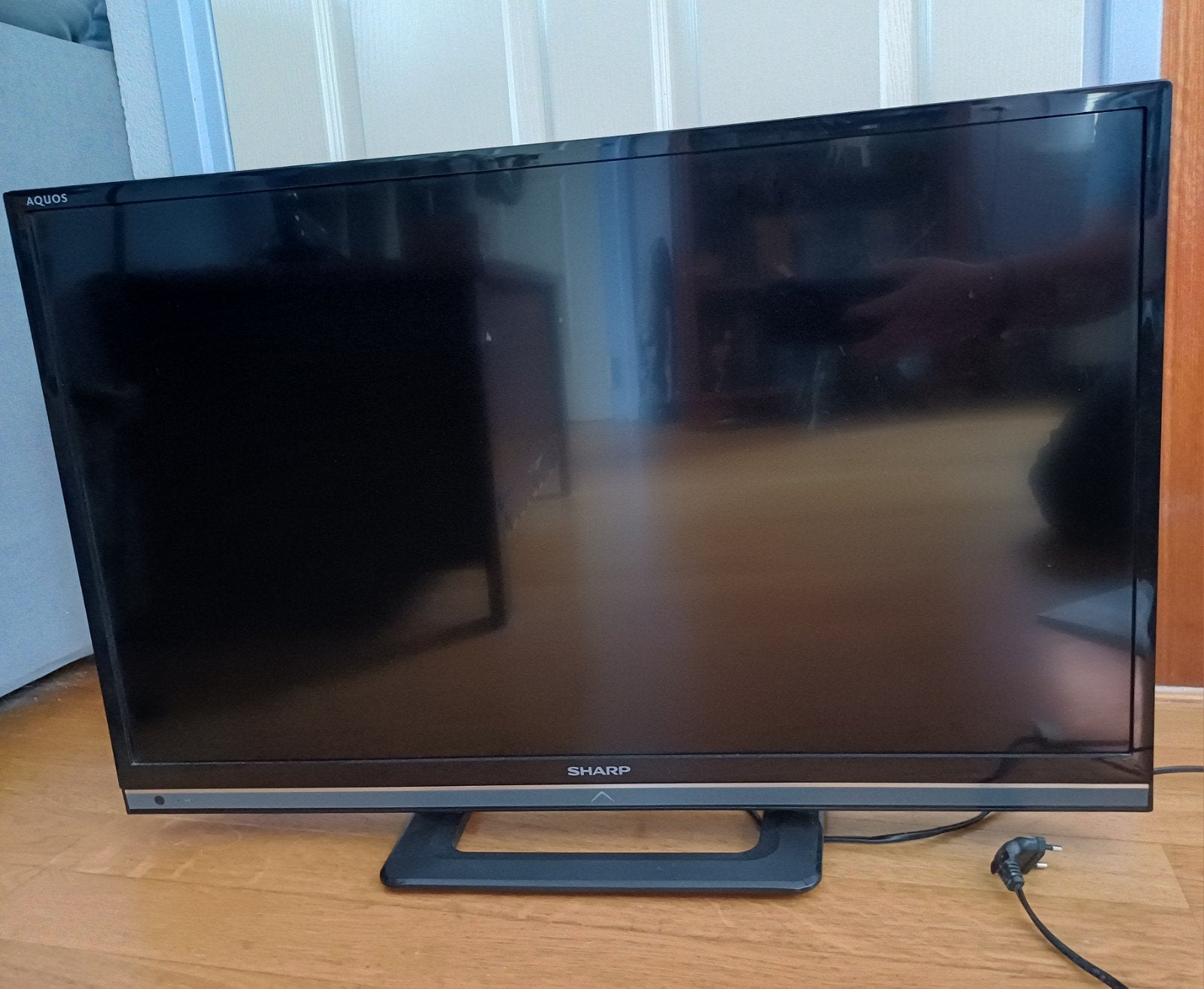 Sharp Aquos LCD TV LC-32LD164E met SCART-aansluiting, Ophalen