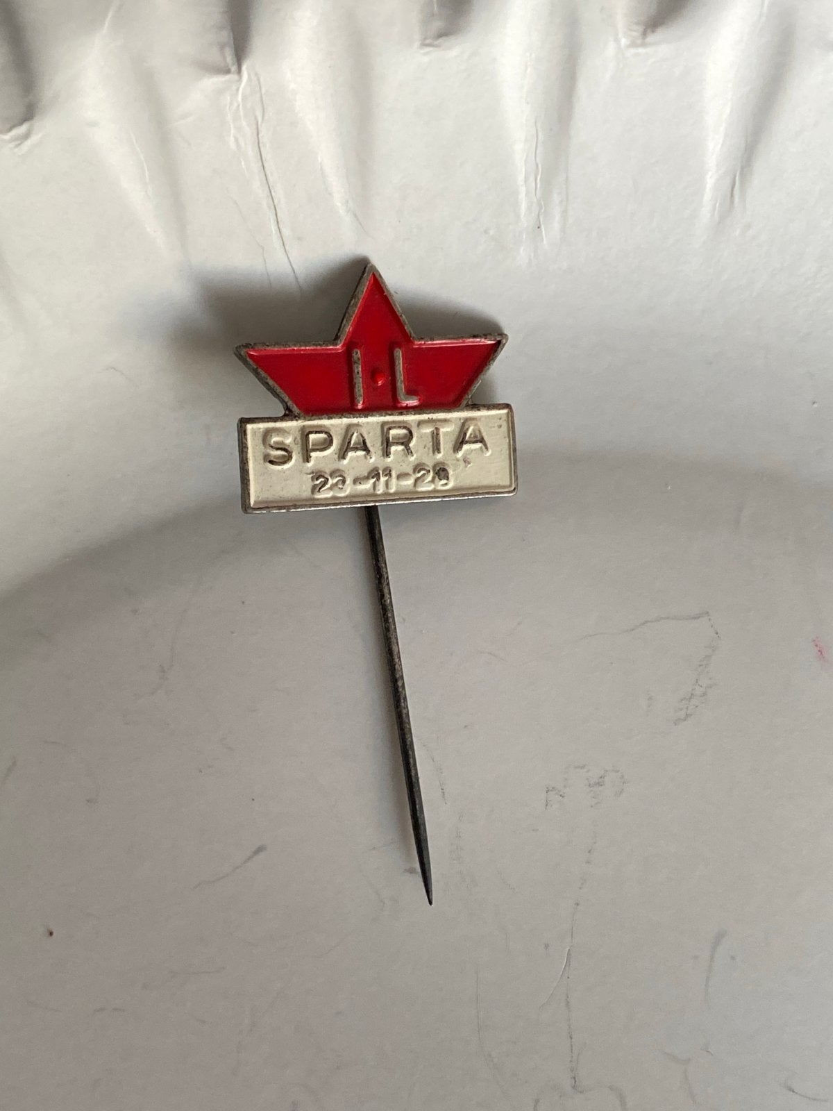 Vintage emaille speldje IL Sparta Sarpsborg (jaren '50), Ophalen of Verzenden, Gebruikt, Sport, Speldje of Pin