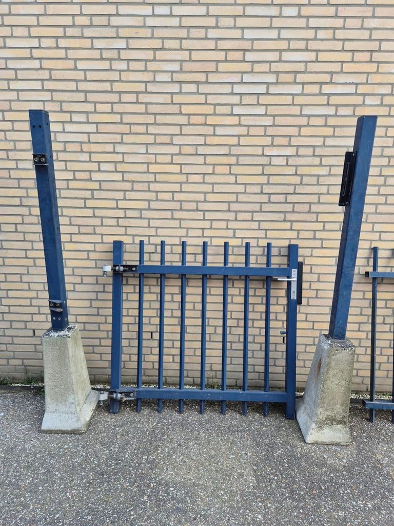 Blauw hekwerk met poort en los hekdeel, Ophalen