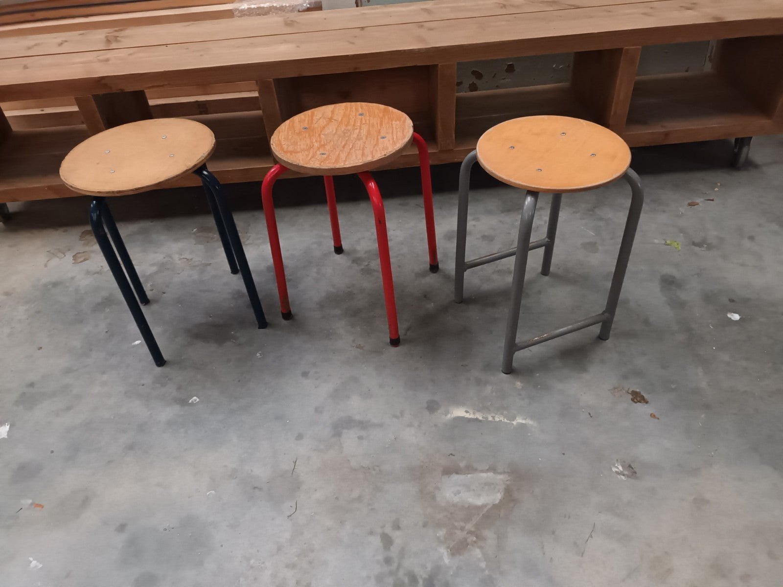 Diverse oude schoolkrukken hout en metaal, Huis en Inrichting, Krukjes, Ophalen of Verzenden, Gebruikt, Hout