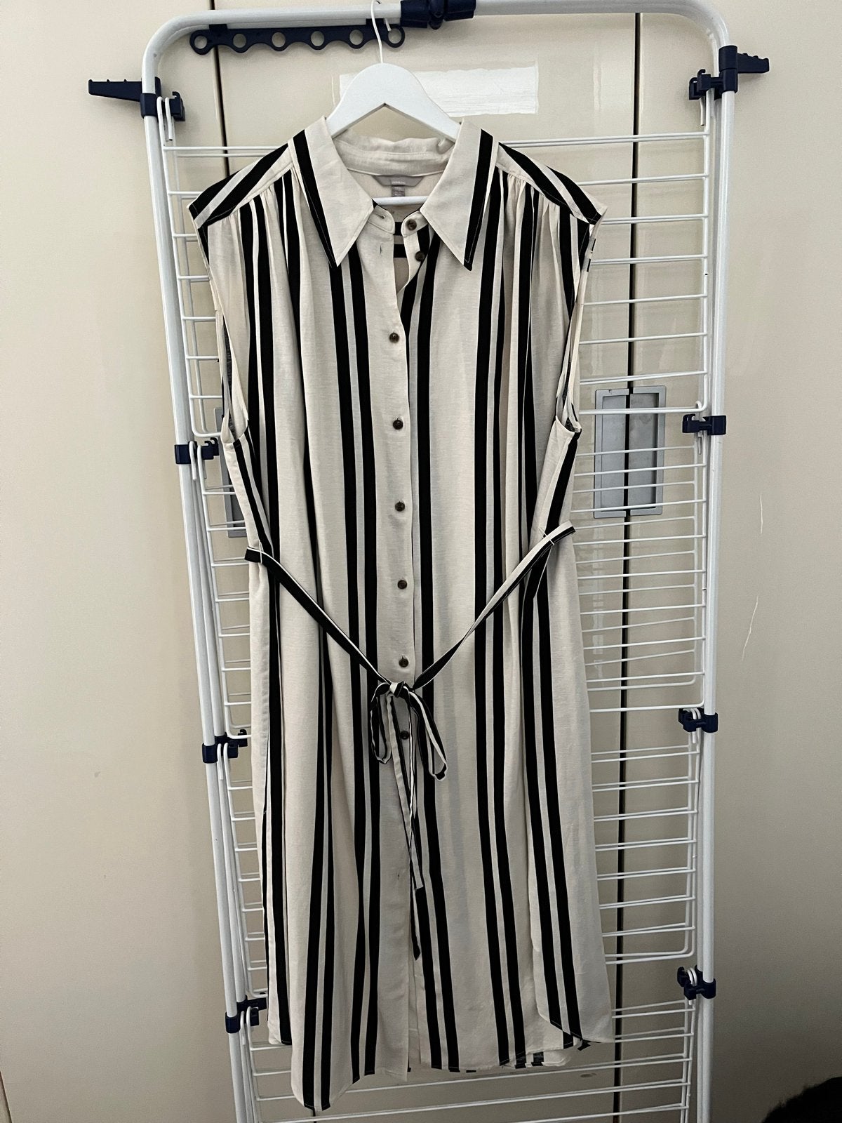 Crème/zwarte linnen jurk van H&M in maat 46, Kleding | Dames, Jurken, Verzenden, Beige, Maat 46/48 (XL) of groter, Knielengte