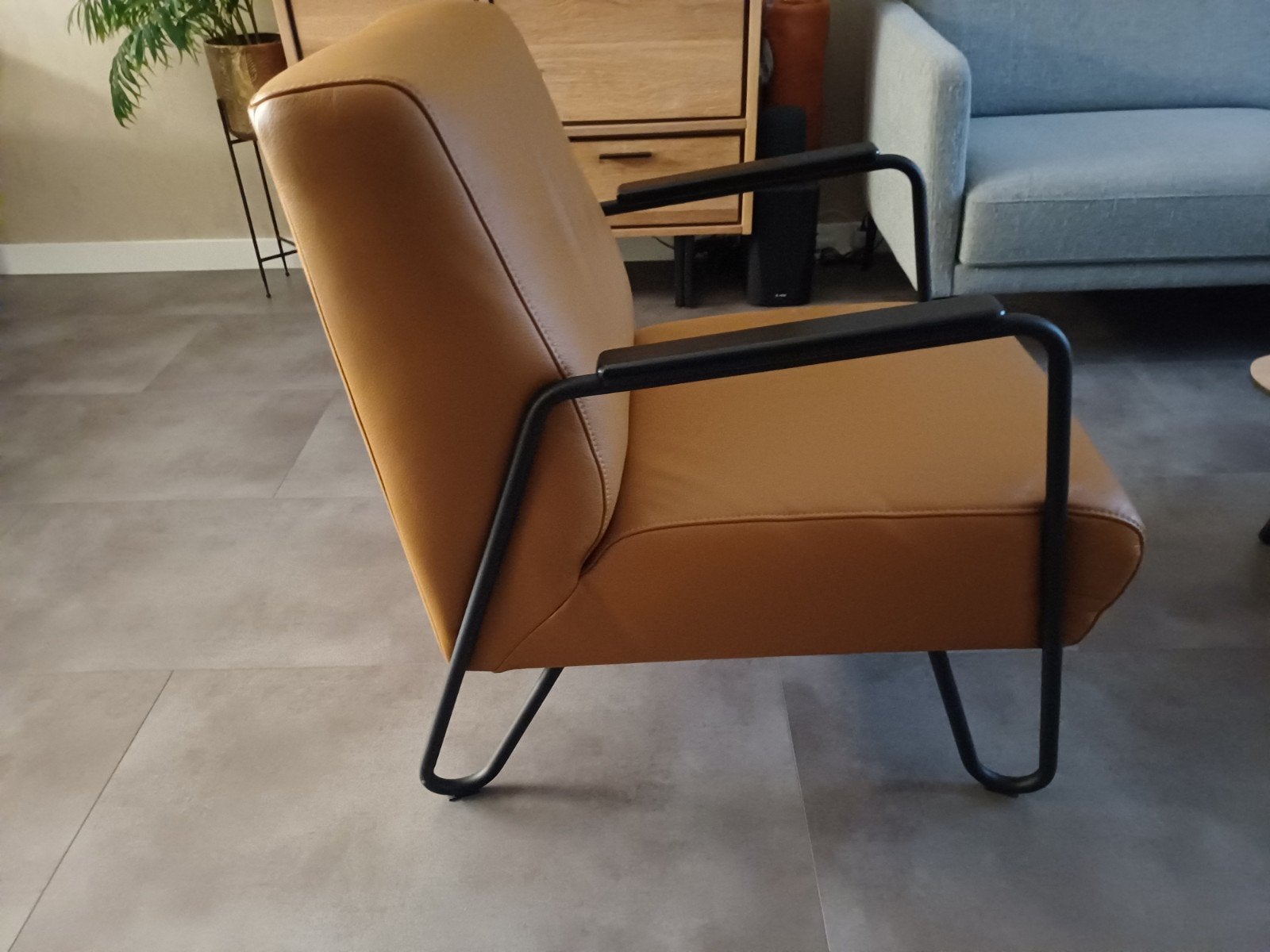 Sterke leren fauteuil met stalen frame - Donker oker, Huis en Inrichting, Ophalen, Nieuw, Leer, Modern
