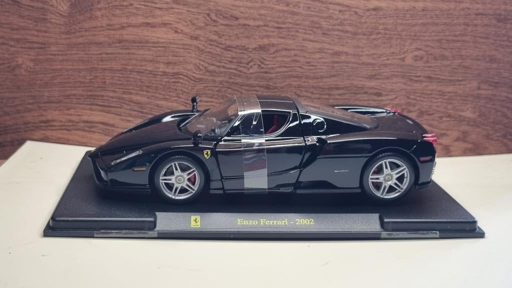 Enzo Ferrari - 2002 Schaalmodel Zwart, Hobby en Vrije tijd, Modelauto's | 1:24, Ophalen of Verzenden