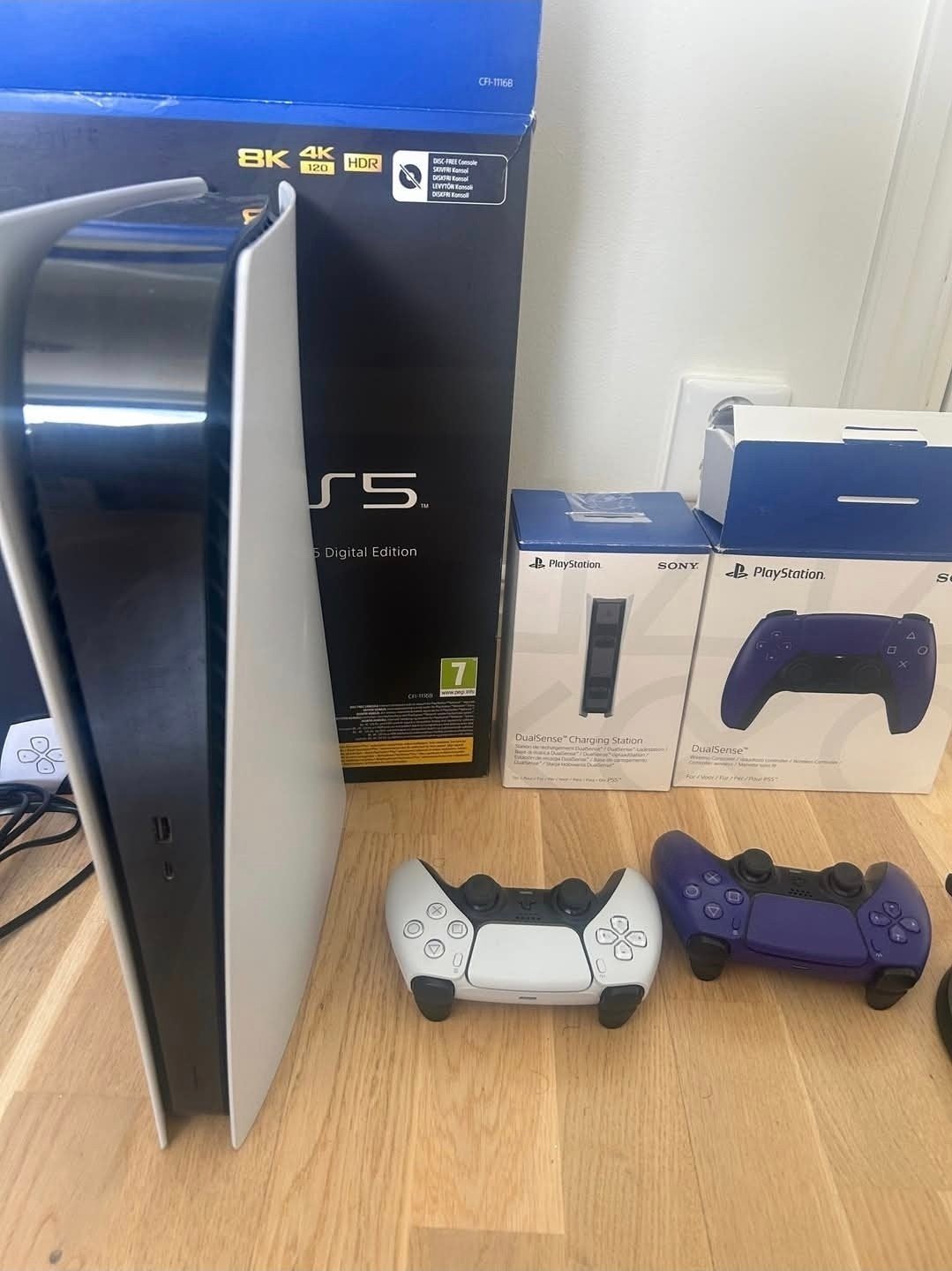 PlayStation 5 Digital Edition met extra controller en lader, Spelcomputers en Games, Spelcomputers | Sony PlayStation 5, Ophalen of Verzenden