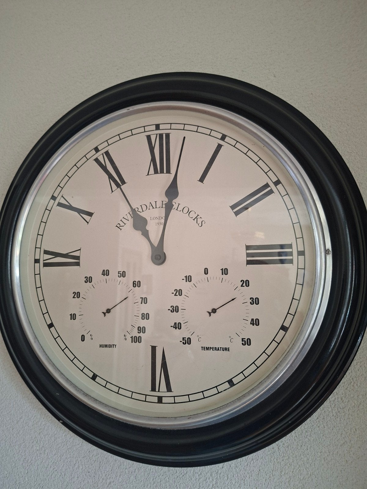 Riverdale Klok met Thermometer en Hygrometer, Huis en Inrichting, Woonaccessoires | Klokken, Ophalen of Verzenden, Zo goed als nieuw