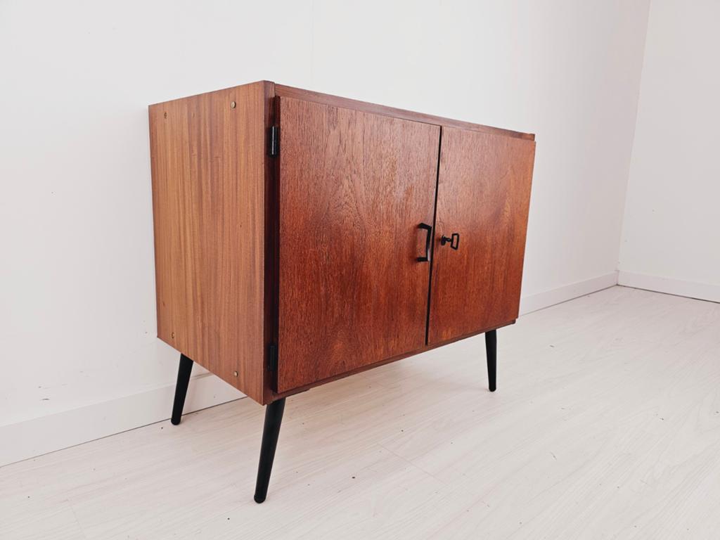 Foto 10 van Vintage dressoirs, retro platenkasten, 1960's Deens design