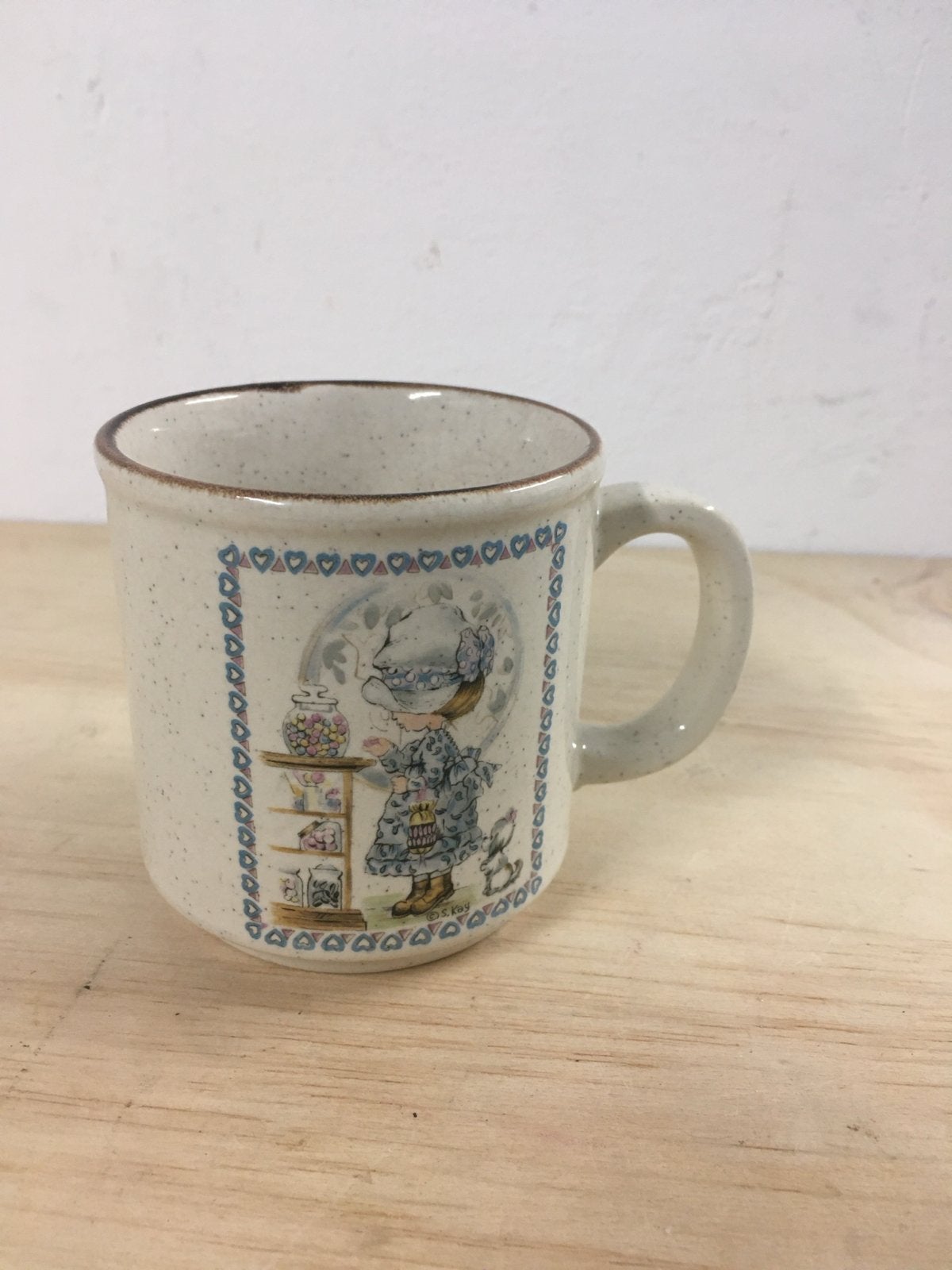 Vintage Holly Hobbie Mok met Meisje en Snoepjes, Gebruikt, Overige merken, Verzenden, Keramiek