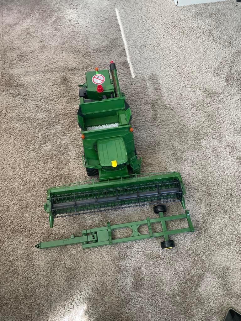 Bruder John Deere T670i Maaidorser met maaibordwagen, Ophalen, Nieuw