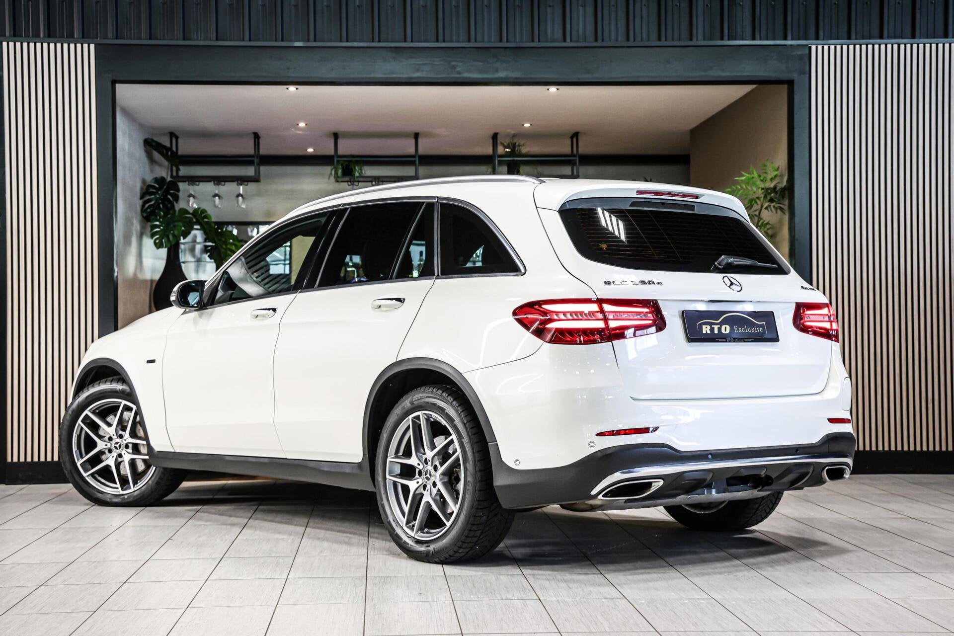 Mercedes GLC-klasse 350e 4MATIC AMG Premium Plus|Pano|verkoe, Auto's, Automaat, Dealer onderhouden, Automatische klimaatregeling