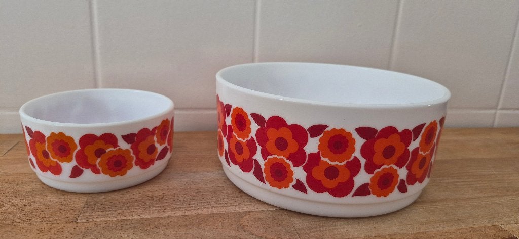 2 vintage Arcopal kommen uit de jaren '70 bloemenmotief, Vintage, Ophalen of Verzenden, Aardewerk, Schaal of Schalen