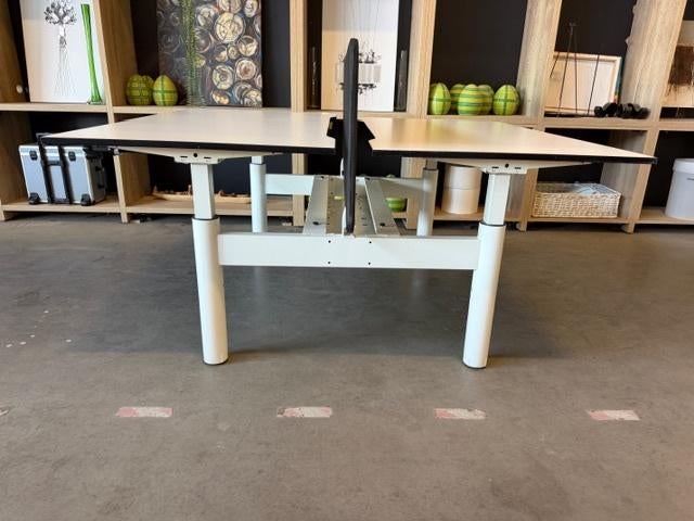Foto 3 van Gispen TM Duo-bureau met slinger , verdeler, kabelgoot, 20st