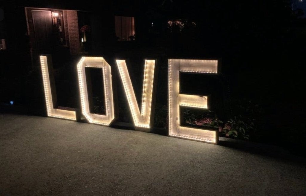 Te koop: Grote LOVE letters met verlichting voor bruiloft, Ophalen, Zo goed als nieuw, Versiering, Geboorte of Huwelijk