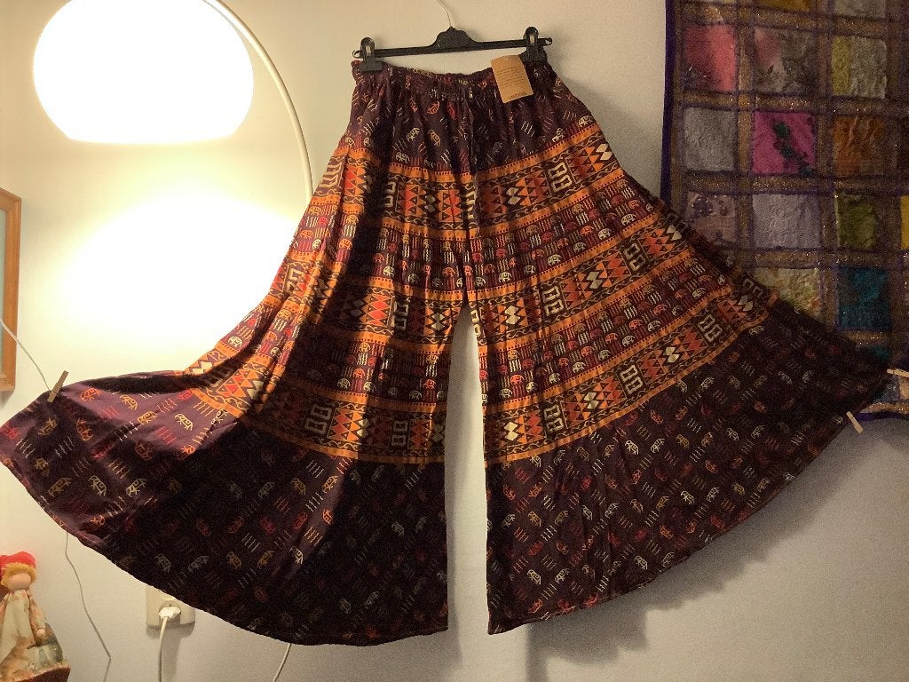 Broek met zeer wijde pijpen. 1 maat. € 20,00., Maat 38/40 (M), Meerkleurig, Onbekend., Nieuw