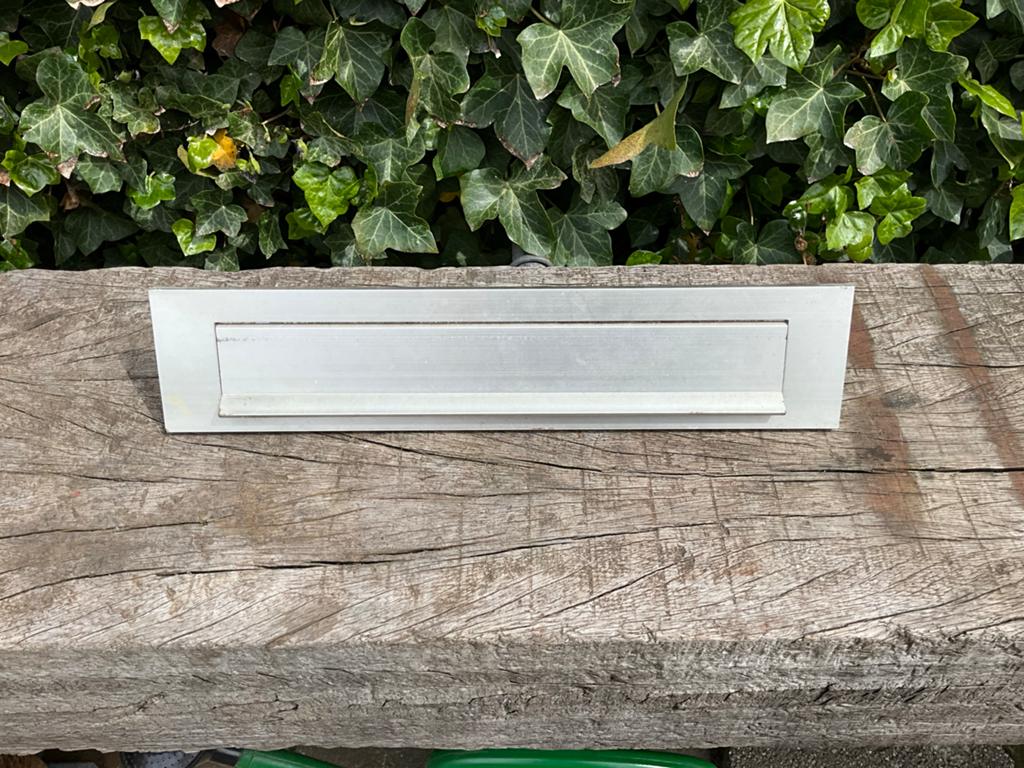 Aluminium brievenbusklep in goede staat, Ophalen of Verzenden, Gebruikt, Aluminium, Brievenbusklep