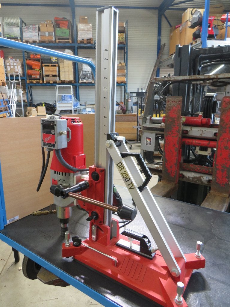 milwaukee dcm 250c diamantboormachine met statief nieuw, 600 watt of meer, Variabele snelheid, Overige typen, Nieuw