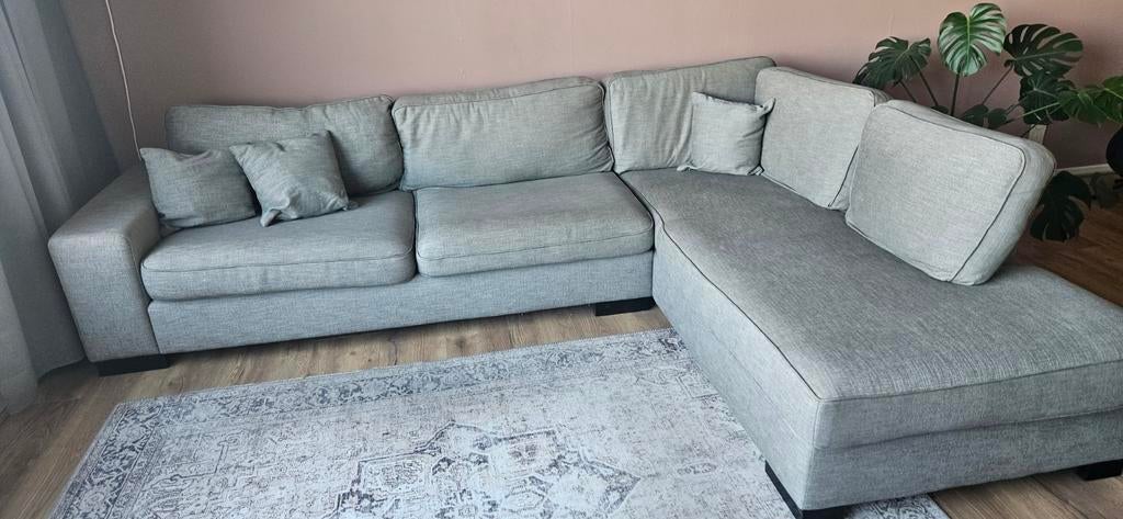 Grijze hoekbank met chaise longue. Loungebank van Goossens., Ophalen, 250 tot 300 cm, 125 tot 150 cm, Hoekbank