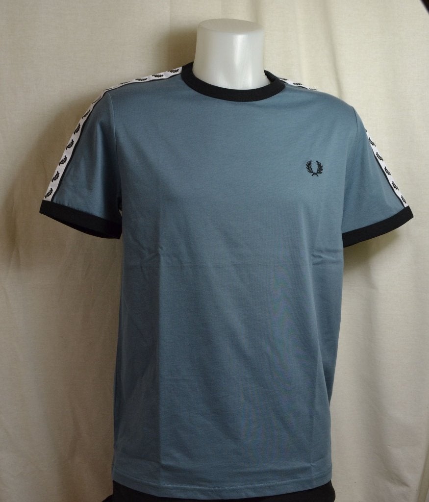 t-shirt fred perry taped blue slate maat M en XL nieuw, Kleding | Heren, T-shirts, Ophalen of Verzenden, Nieuw, Blauw, Fred Perry