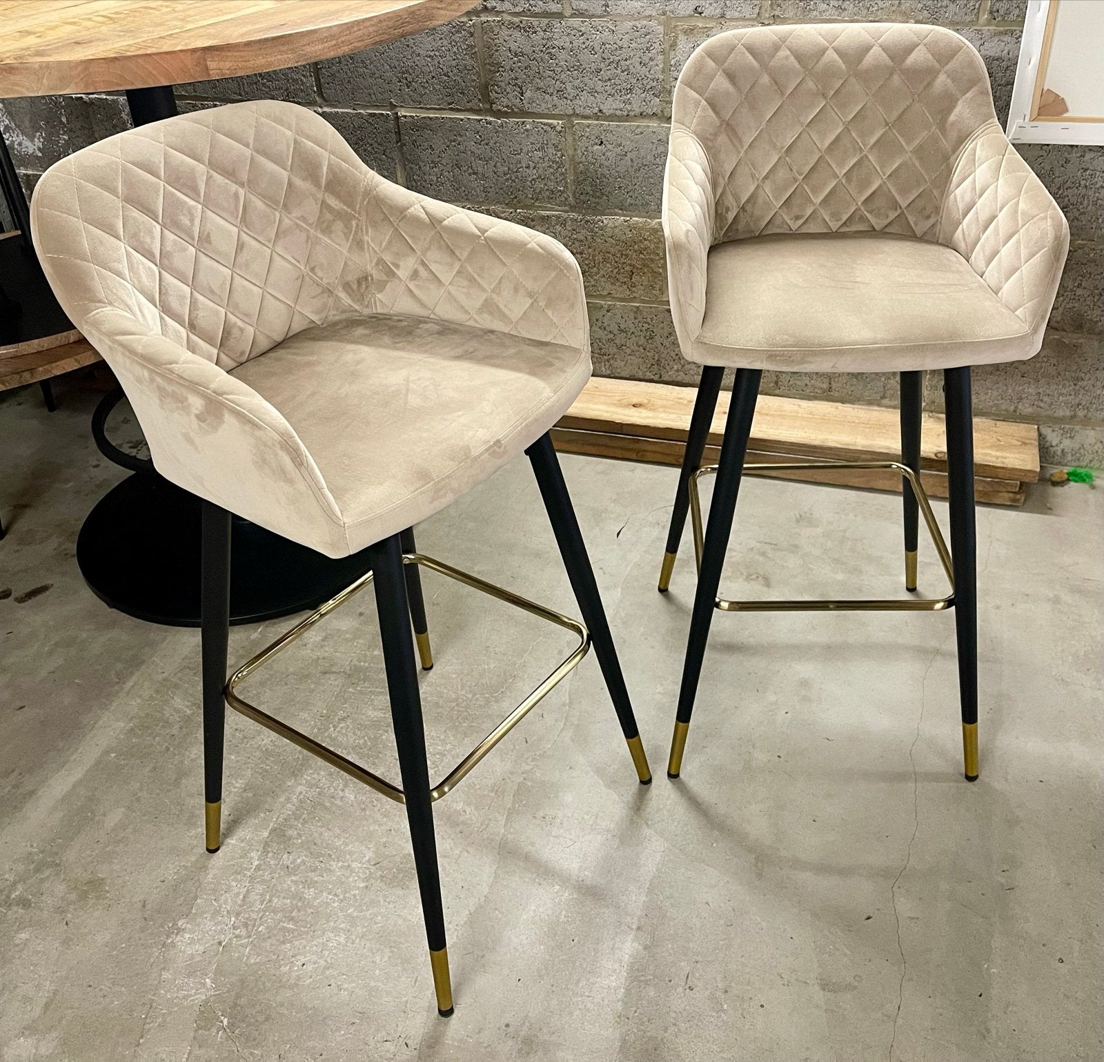 Velvet Barkrukken champagne met goud/zwart onderstel., Ophalen, 60 tot 90 cm, Zo goed als nieuw, Metaal