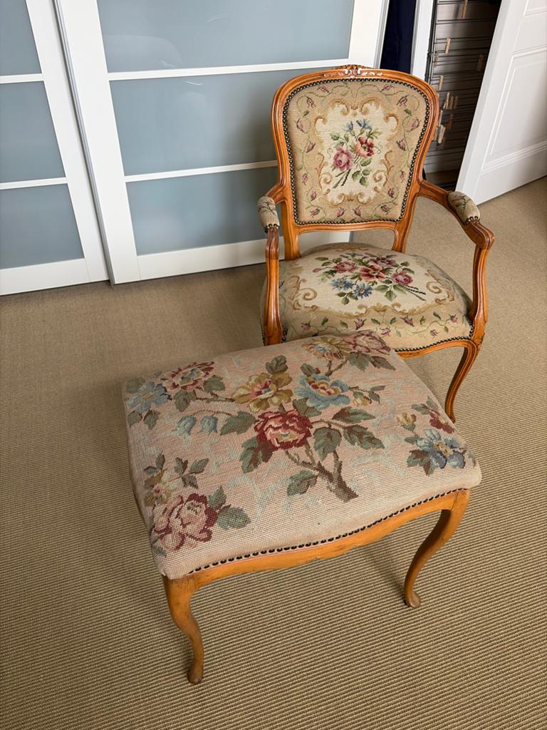 Antieke fauteuil met voetenbankje, bloemenpatroon, Ophalen of Verzenden