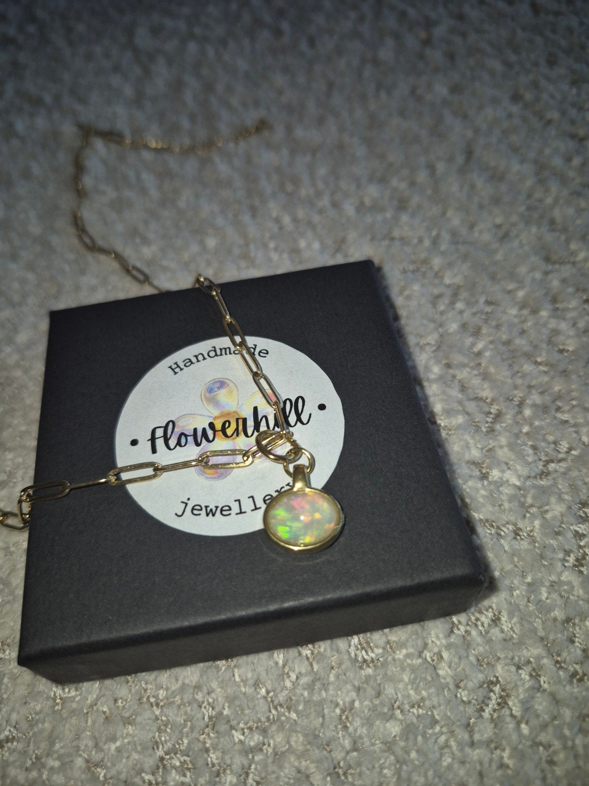 Goudkleurige ketting met opaal, Overige materialen, Nieuw, Ophalen of Verzenden, Met edelsteen