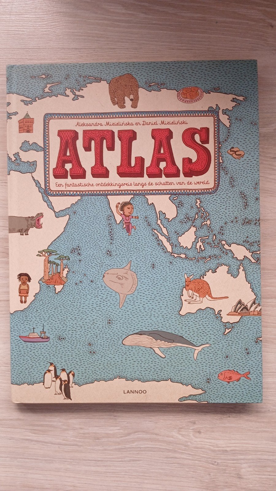 Atlas - Een fantastische ontdekkingsreis langs de, Boeken, Overige atlassen, Aleksandra Mizielinska en Daniel Mizielinski, 2000 tot heden