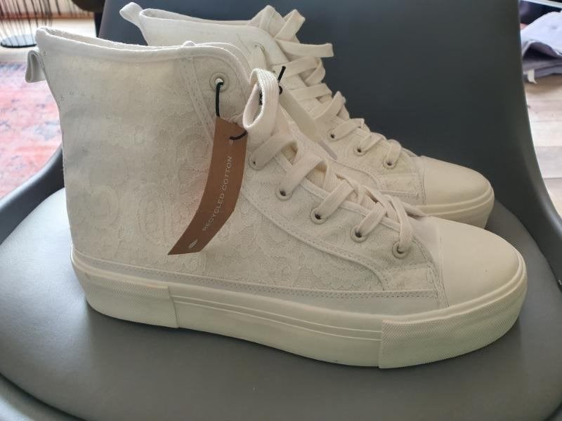 Nieuw! witte sneakers met borduursel van Zalando maat 43!, Verzenden, Wit, Nieuw, Sneakers of Gympen