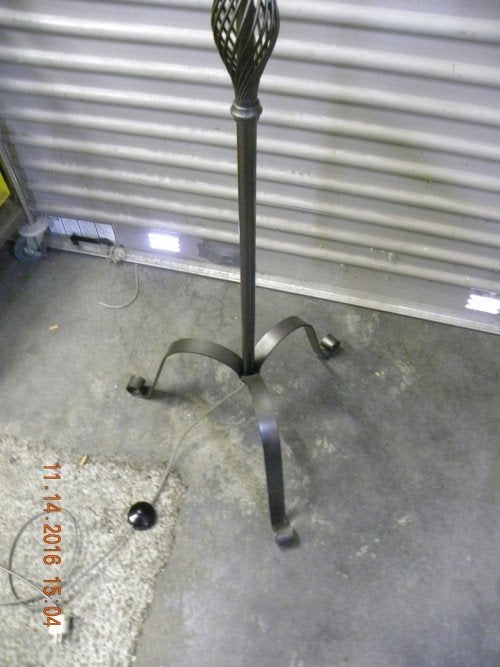Vloerlamp van smeedijzer, driepoot, met schakelaar en 2 fitt, Ophalen of Verzenden, 'T Olde Gre-j, Info@toldegrej.nl, Endepoelstraat 20f Didam