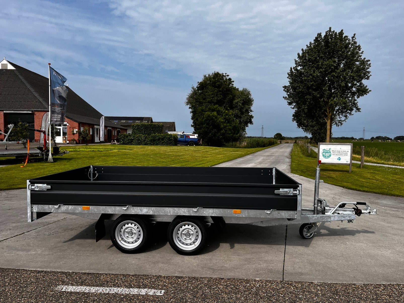 Hapert Azure plateau aanhanger 335x180 2700kg black edition, Ophalen, Zo goed als nieuw