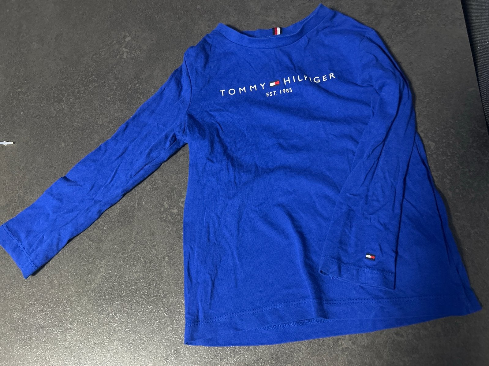 Tommy Hilfiger Longsleeve Blauw Maat 110 ZGAN, Ophalen of Verzenden, Zo goed als nieuw, Jongen of Meisje, Shirt of Longsleeve