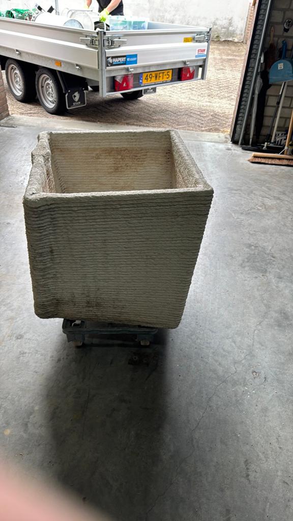 Wit betonnen bloembak, Tuin en Terras, Bloembakken en Plantenbakken, Ophalen, Vierkant, Zo goed als nieuw, Beton