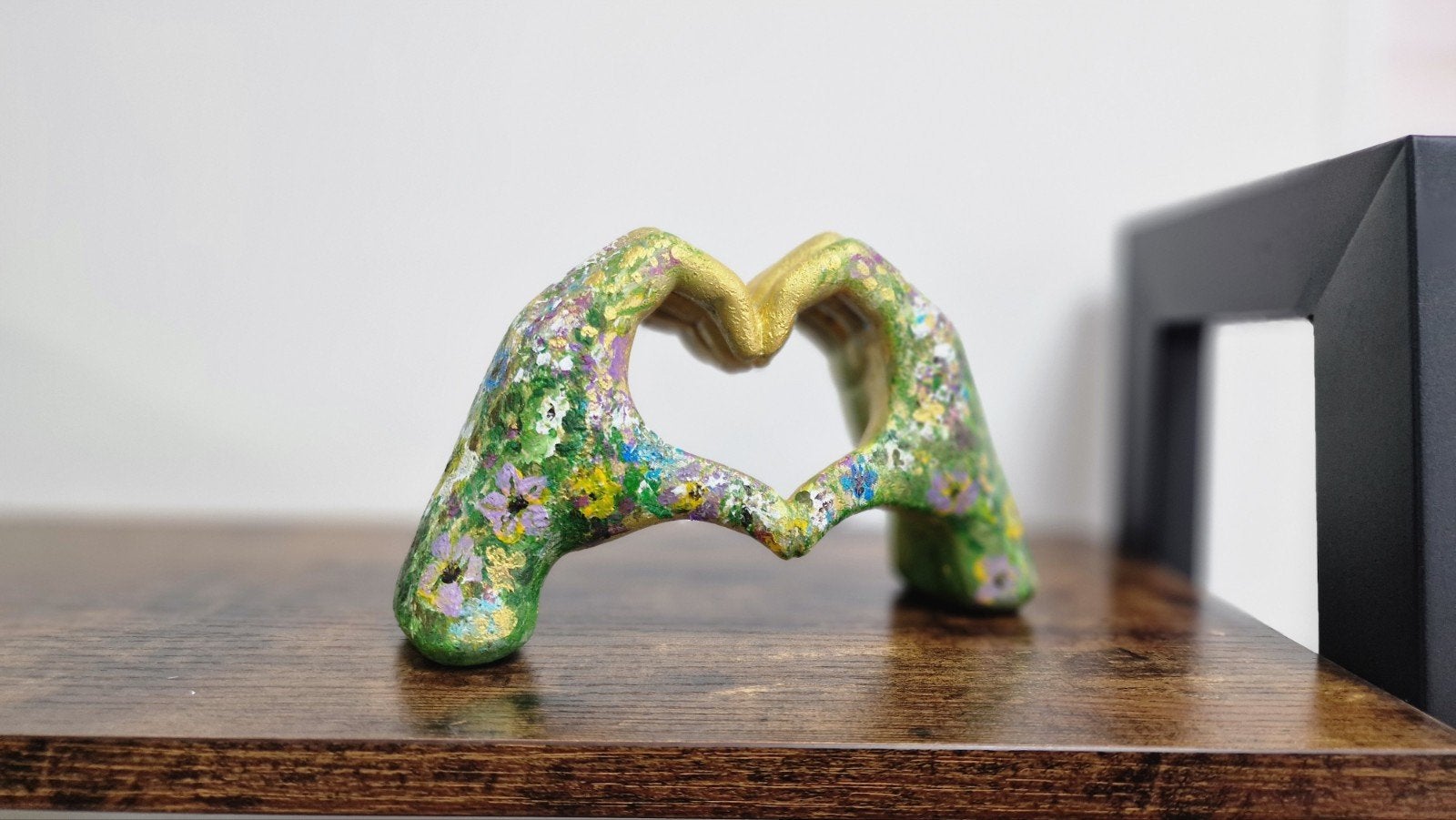 Handen sculptuur met veldbloemen, acryl- en goudverf, Minder dan 20 cm, Handgemaakt, Ophalen of Verzenden, Flora