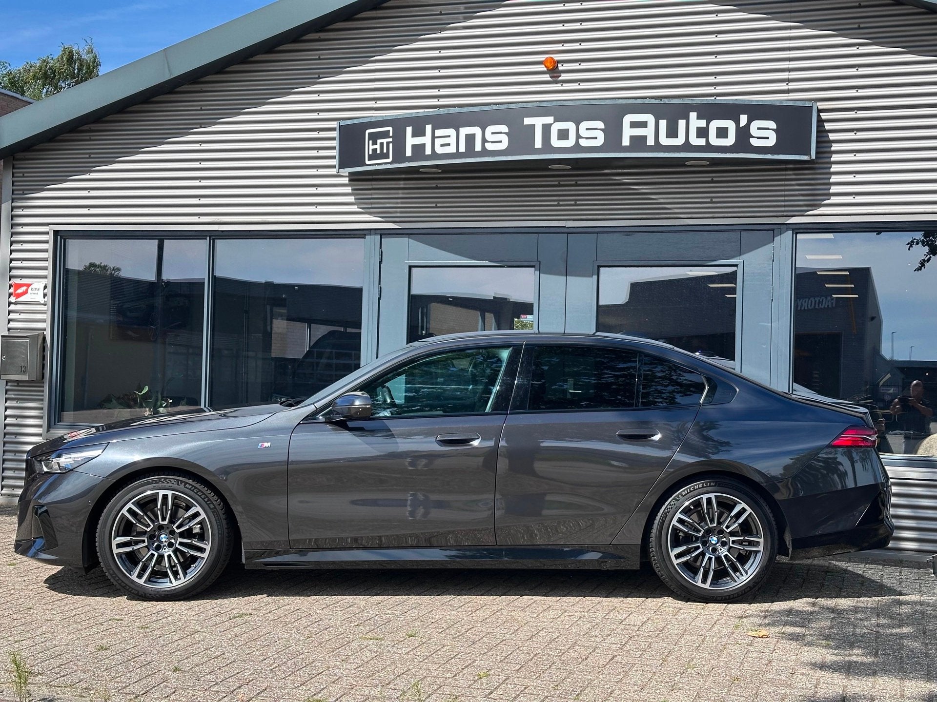 BMW 5-serie 520i 208pk M-Sport /Panorama / Trekhaak / HUD /A, Auto's, Automaat, Achterwielaandrijving, Gebruikt, 2000 kg